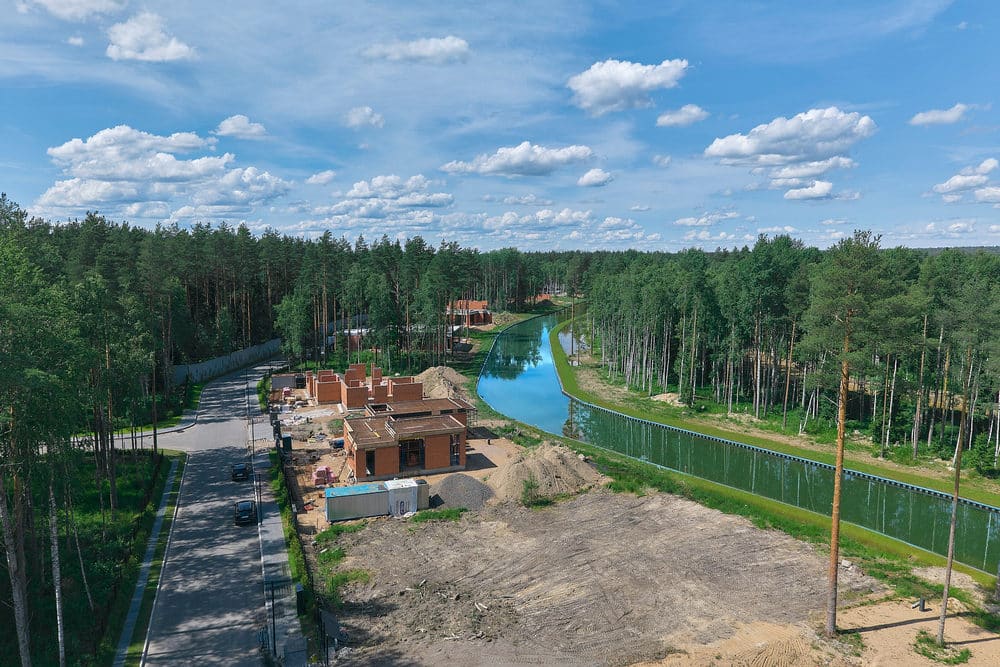 Форест Вилладж — канал и улица в лесу